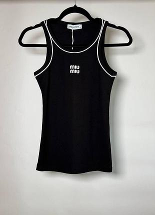 Женская майка miu miu anagram в рубчик с контрастной окантовкой, черная (mm24002.5s)