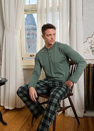 Мужская хлопковая пижама "cameron premium" лонгслив и штаны в клетку, зелено-серый