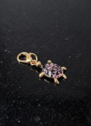 Брелок підвіска "черепашка" з емаллю, металевий шарм на карабіні (різні кольори) чорна з абстрактними квітами