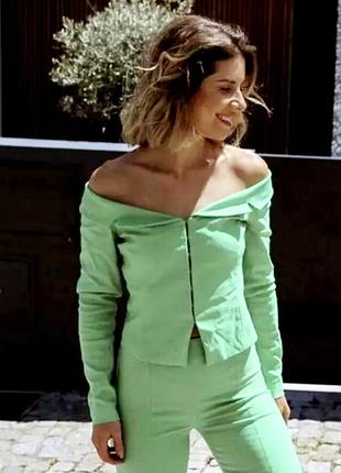 Zara приталенный укороченный блейзер ярко-зеленого цвета с открытой линией плеч