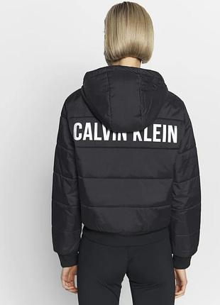 Стильная легкая куртка с капюшоном оригинал calvin klein