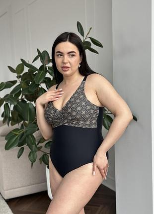 Суцільний чорний купальник з орнаментом plus size