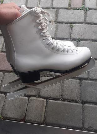 Кожанные белые фигурные коньки  модель zelart ice skate 0888.еu 40,стелька 26см.отличное состояние.