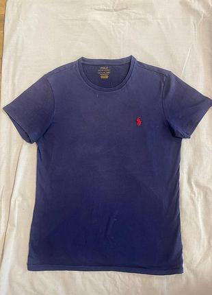 Оригінальна футболка polo ralph lauren custom slim fit (розмір s)
темно-синій колір є мікро дірка враховано в ціну перед відправкою постіраю