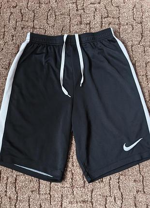 Спортивні шорти nike dri-fit. розмір s.