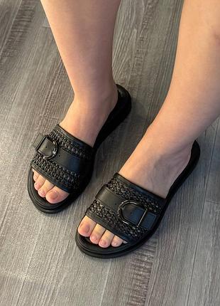 Шльопанці жіночі зі шкіряною сіткою😍 вайбові для цього літа та готові до ваших відправок вже зараз, бо всі розміри в наявності🎀 чорний та бежевий