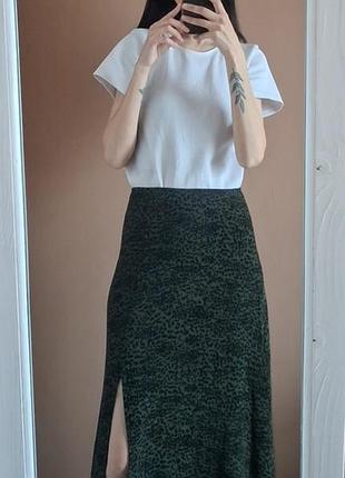 Жіноча міді спідниця з анімалістичним принтом з розрізом new look