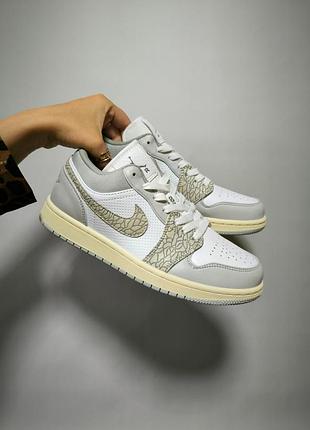 Стильні жіночі кросівки nike air jordan 1 low elethant print premium