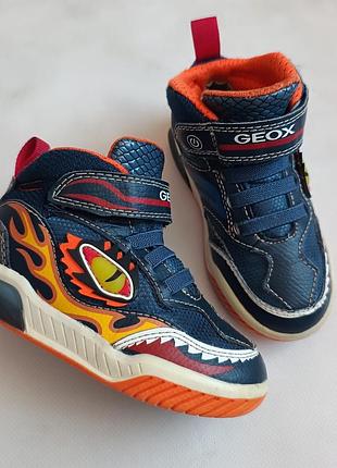 Оригинальные geox р25 длина стельки по факту 15.5см при ходьбе мигают 
ц490грн