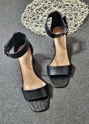 Открытые босоножки бренда marks &amp; spencer с тиснением под крокодилью кожу.