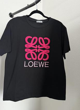 Чорна футболка з рожевою вишивкою у стилі loewe | бавовна | oversize