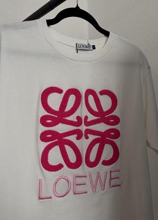 Біла футболка з рожевою вишивкою у стилі loewe | бавовна | oversize
