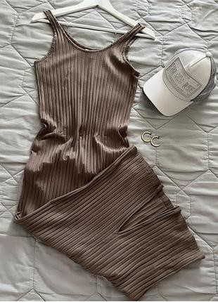 Трикотажна сукня міді в рубчик від h&m має приталений силует