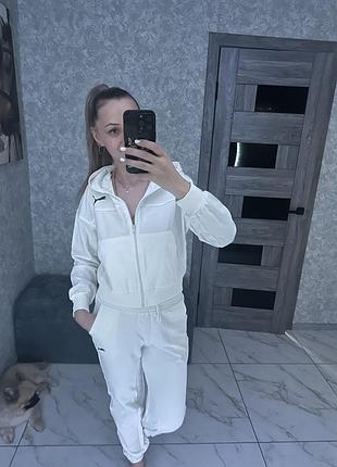 Молочний спортивний костюм