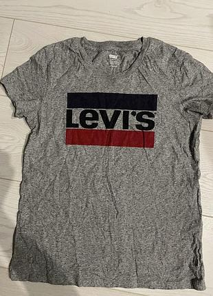Жіноча футболка levi's xs/s вільна