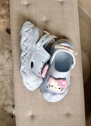 Сабо на високій платформі з hello kitty