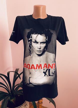 Чорна футболка з принтом adam ant, розмір xs-s