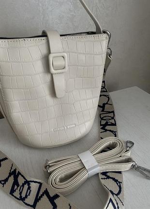 Бежева жіноча сумка charles & keith