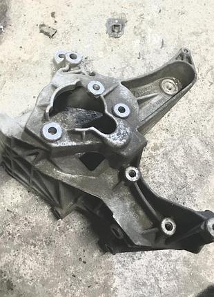 Б/у кронштейн генератора 7700113574 renault megane, kangoo, scenic