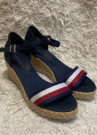 Босоніжки на танкетці від tommy hilfiger
