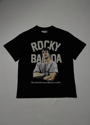 Чорна базова чоловіча футболка з принтом rocky balboa