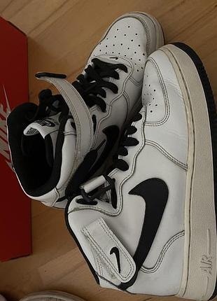 Nike air force 1 mid в білом кольорі з чорним логотипом