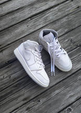 Jordan. nike air jordan. кроссовки jordan. кроссовки 37,5 размер. высокие кроссовки. кроссовки кожаные. белые кроссовки.
