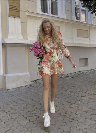 Платье от зара в яркий,цветочный принт, эффектный вырез на спине, изготовление из смеси льна и хлопка.