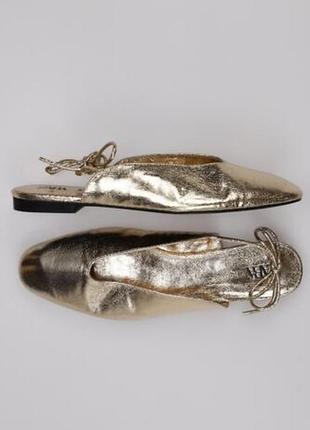 Стильные золотые босоножки с шнуровкой