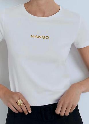 Базовая белая футболка с золотистой надписью mango