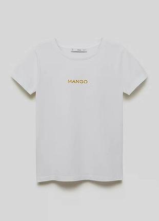 Базовая белая футболка с золотистрй надписью mango