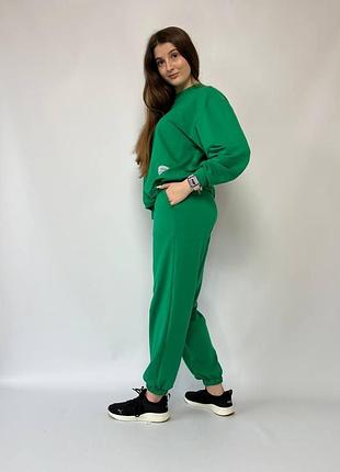 Прогулочный костюм оверсайз свитшот на кулиске внизу и брюки джоггеры с карманами на высокой талии