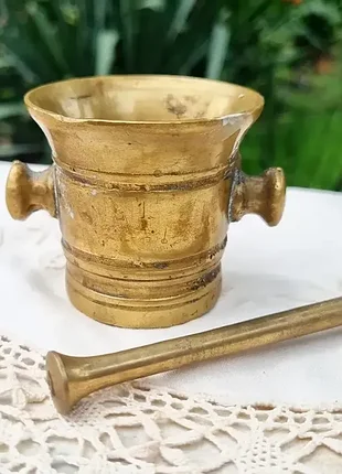Небольшая старинная бронзовая ступка с пестиком.