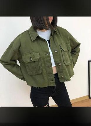 Укороченная куртка жакет кардиган оверсайз в стиле милитари от бренда topshop с крупными нагрудными карманами и необработанным нижним краем хаки