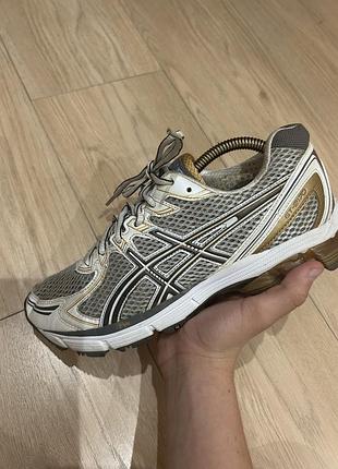 Стильні кросівки asics