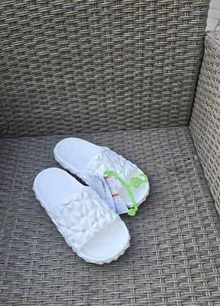 Белые шлепанцы crocs