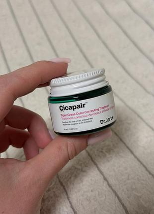 Коригувальний крем для обличчя dr. jart+ cicapair у компактній баночці об'ємом 15 мл