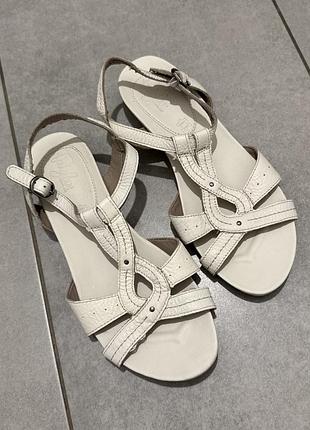 Шкіряні босоніжки footglove wider fit marks & spencer 39 р. 25 см білі комфортні