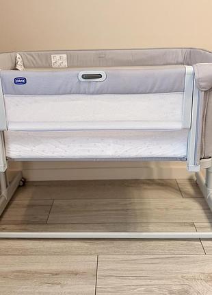 Дитяче ліжечко chicco next2me magic evo з функцією заколисування.