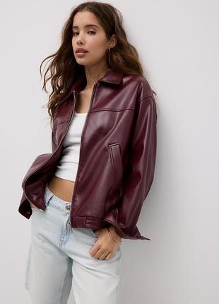 Бордовая куртка из экокожи stradivarius s/m