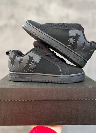 Dc court graffik all black