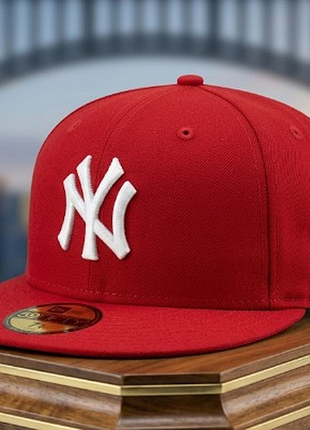 Оригінальна кепка new era 59fifty new york yankees у насиченому червоному кольорі з білою вишивкою.