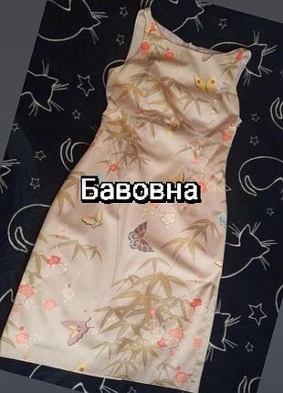 Платье бежевого цвета с растительным и животным принтом