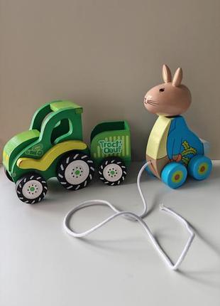 Игрушечный трактор с прицепом от fizzy называется "tract'oeuf, orange tree toys peter rabbit wooden pull along toy, лот каталочки