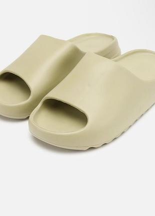 Шльопанці yeezy