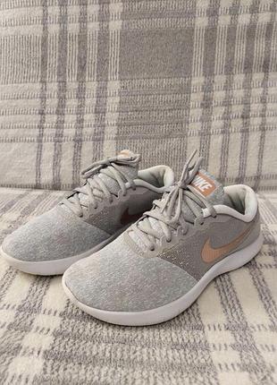 Легкі кросівки nike