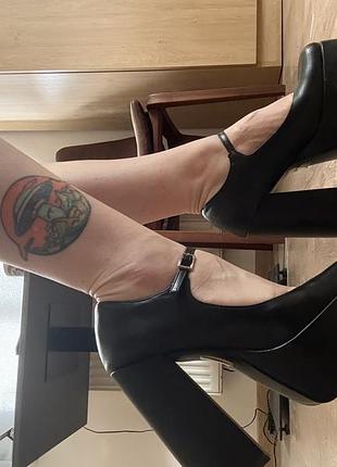 Koi footwear туфлі на товстому каблуку. 39-39,5 р