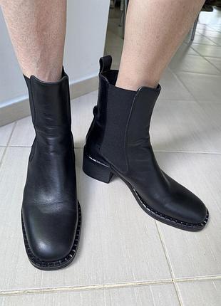Продам шкіряні чоботи uterqüe