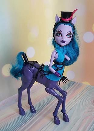 Лялька monster high freaky fusion avea trotter (авеа троттер із серії "злиття монстрів") від компанії mattel