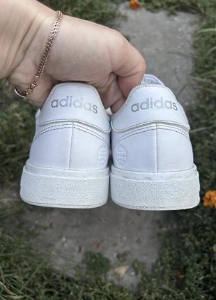 Кросівки білі adidas